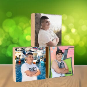 שלושה בלוקים עם 3 תמונות אישיות בגודל 10/10 ס"מ. 2 בלוקים למטה ועליהם עוד בלוק אחד.