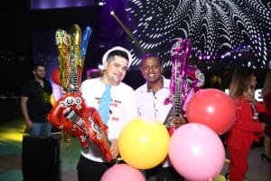 תמונה מאירוע של שני בחורים מחזיקים בלונים במגוון צורות