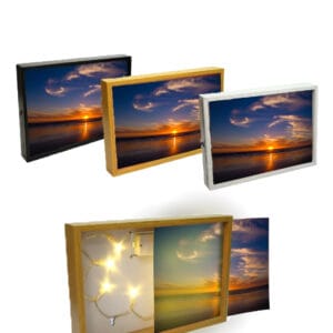 מסגרות תמונה עמוקות מעץ עם תאורה פנימית והדפסת התמונה על שקופית, המסגרות מוצגות בצבעים שחור, זהב ולבן. החלק התחתון מדגים את הפונקציה: חצי תמונה וחצי מציג את תאורת הלד.