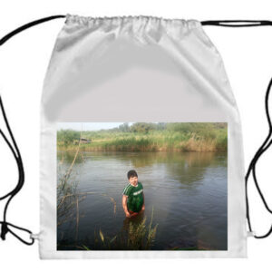 תיק שרוכים בצבע לבן עם הדפסה אישית באמצע התיק ושרוכים בצבע שחור