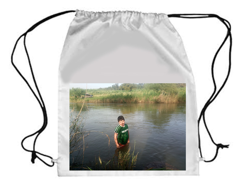 תיק שרוכים בצבע לבן עם הדפסה אישית באמצע התיק ושרוכים בצבע שחור