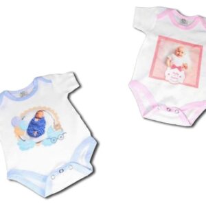 בגד גוף מפוליאסטר בצבע לבן והדפסה אישית. באזור הצווארון ואזור התחתון של הסגירה צבע כחול או ורוד