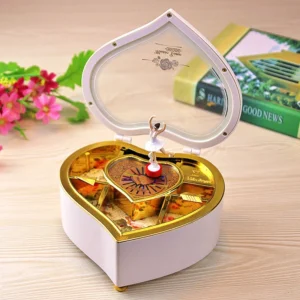 תיבת תכשיטים מנגנת בצבע לבן במצב פתוח עם בובת בלרינה מסתובבת