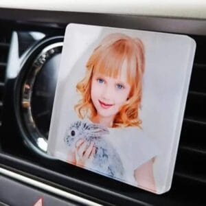 מפיץ ריח לרכב מרובע עם תמונה אישית מולבש על תריסי במזגן ברכב