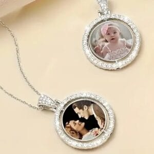 תליון עגול עשוי מסגסוגת איכותית ומעוטר באבני ריינסטון מנצנצות. תליון עם הדפסה אישית דו צדדית