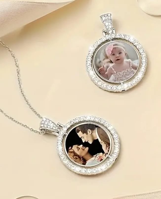 שרשרת שרשרת עם תליון עגול יוקרתי בגימור כסף, המעוטר בשורה של אבני ריינסטון סביב התמונה ובלולאה משובצת אבנים, עם הדפסה אישית של תמונת זוג או תינוקת – מתנות בעיצוב אישי בהראל צלמים בקריות