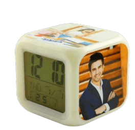 שעון בצורת קוביה עם הדפסה אישית של 3 תמונות ב3 צדדים עם תאורה מחליפה צבעים. השעון מציג שעה, תאריך, יום וטמפרטורת החדר. משמש גם כשעון מעורר
