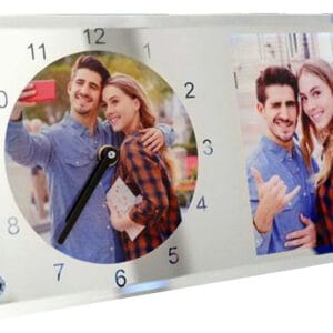 שעון זכוכית עם הדפסה אישית, כולל שתי תמונות מודפסות. תמונה אחת עגולה על לוח המחוגים ועוד אחת מלבנית בצידו השמאלי של לוח המחוגים