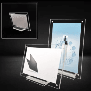 מסגרות אקריל שקופות עם סגירה מגנטית אחת במצב אורך, אחת במצב רוחב ואחת בצורת רוחב המראה את צידה האחורי של המסגרת