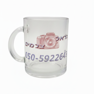 ספל זכוכית שקוף עם הדפסה אישית עדינה וייחודית של תמונה או לוגו. הספל על רקע לבן נקי