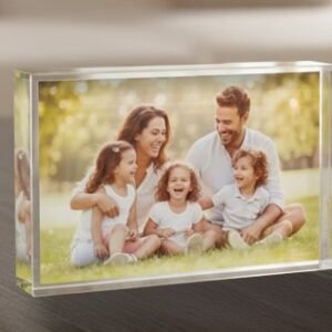 הדפסה על בלוק קריסטל יוקרתי בגודל 10x15 ס"מ של הראל צלמים. התמונה מציגה בלוק זכוכית אקרילית עבה ושקופה העומד על שולחן, ובתוכו מודפסת תמונת משפחה מחייכת בטכנולוגיית סובלימציה איכותית. הקריסטל יוצר אפקט תלת-ממדי ועומק לתמונה, פתרון מושלם עבור מתנה עם תמונה אישית או מזכרת מצילומי סטודיו בקריית אתא.