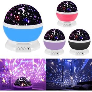 תמונה המציגה מנורת לילה בצורת חצי כדור עם כיסוי שחור המעוטר בנקבים בצורת כוכבים וירח. המנורה מוצגת בארבעה צבעי בסיס: כחול, ורוד, סגול ושחור. בחלק התחתון של התמונה מופיעות שתי דוגמאות להקרנה של המנורה בחדר חשוך, המראה אורות צבעוניים בצורת כוכבים וירח המכסים את הקירות והתקרה באווירה קסומה.