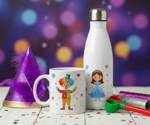 מתנות פורים בעיצוב אישי של הראל צלמים: ספל קרמיקה לבן עם הדפס ילד בתחפושת ליצן צבעונית, לצד בקבוק תרמי לבן דגם באולינג עם הדפס ילדה בתחפושת נסיכה. האביזרים מוצגים על שולחן עץ עם אביזרי פורים כמו מסכה סגולה, רעשן וקונפטי על רקע אורות מטושטשים חגיגיים.